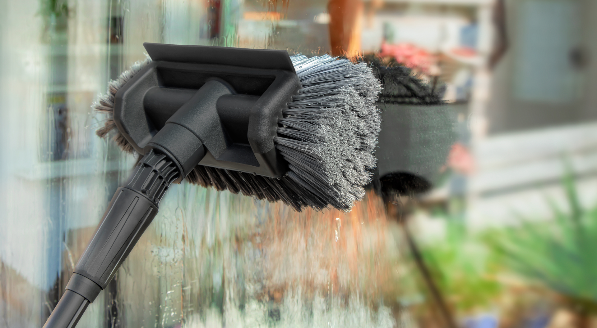 Ablakok tisztítása VONROC mosókefével.