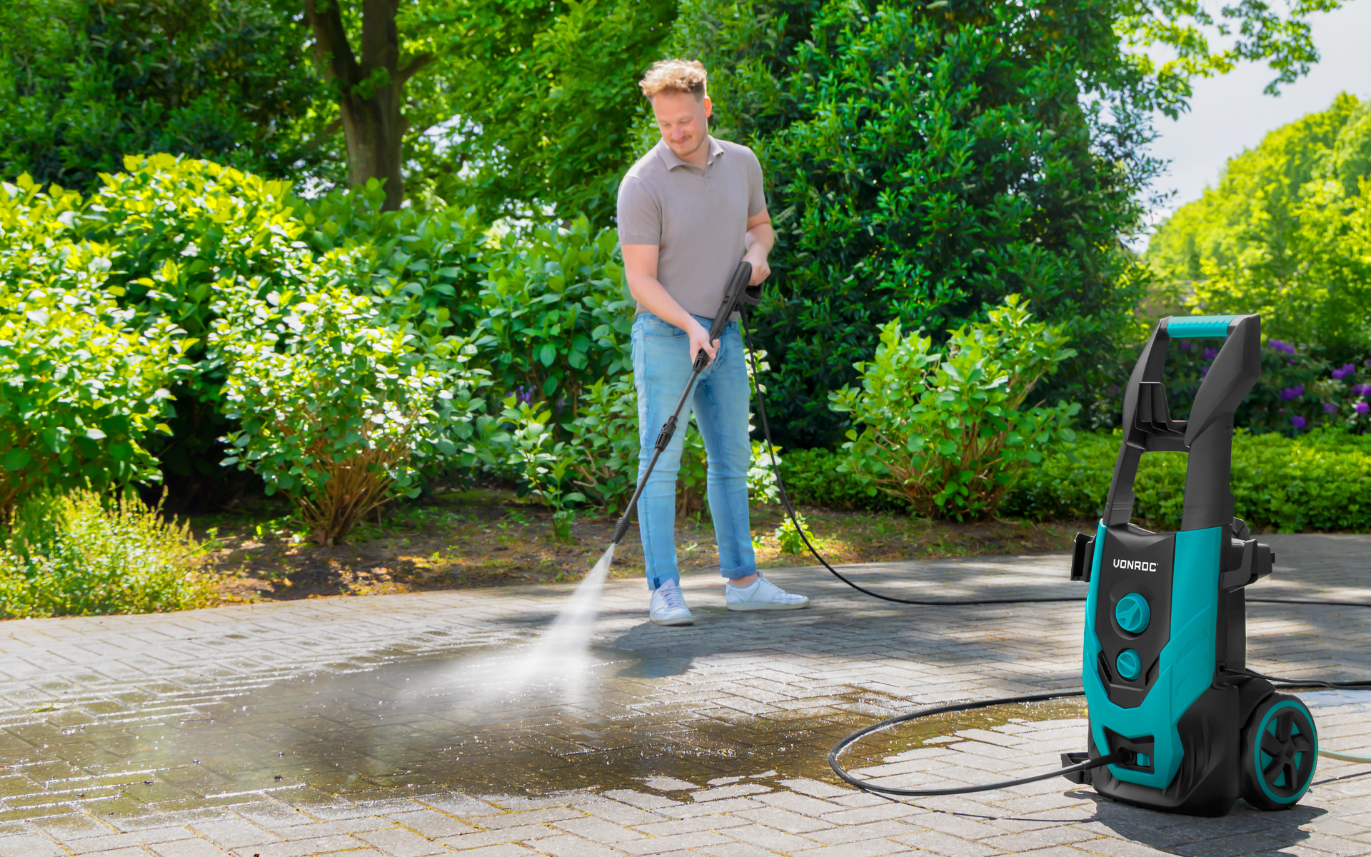 felhajtó tisztítása magasnyomású mosóval